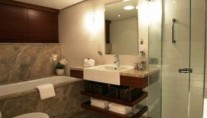 Queen Bathroom 7
